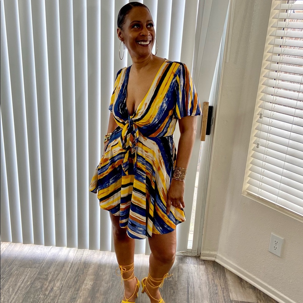Striped and Flirty 💛💙🤍